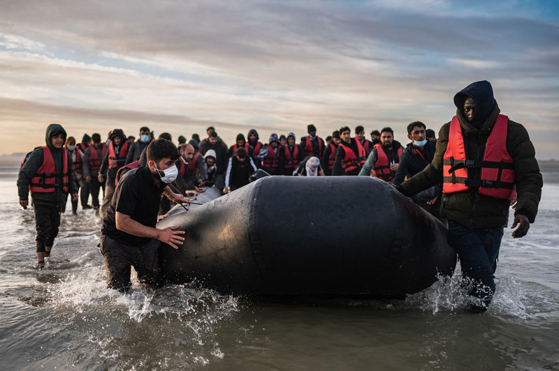 Media: British border guards condone the transfer of migrants through France