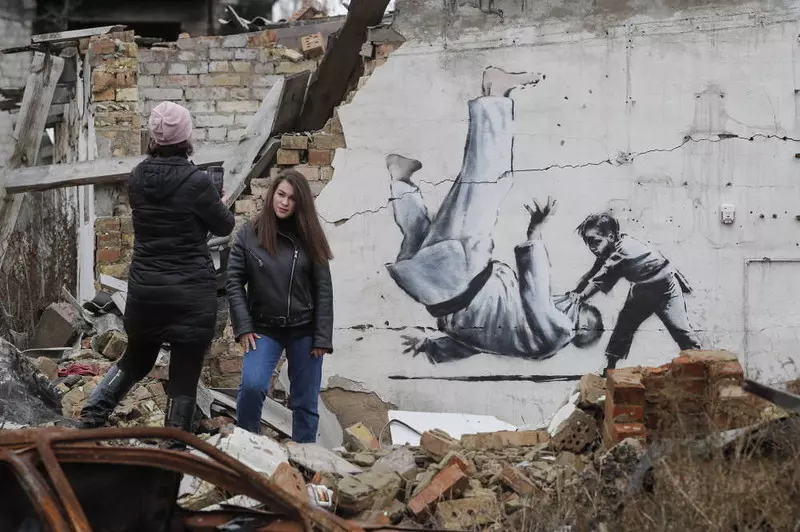 Banksy potwierdził, że jest autorem siedmiu murali na Ukrainie