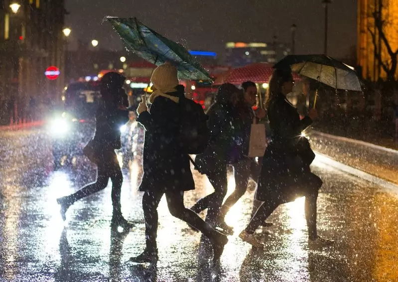 Pogoda w Londynie: Utrudnienia na drogach i na kolei z powodu obfitych opadów deszczu