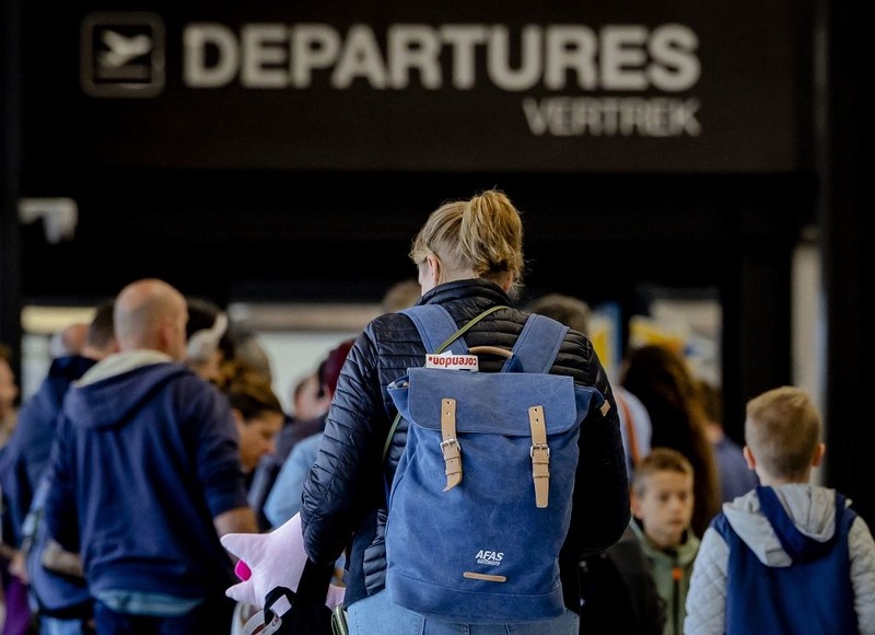 Long queues of passengers at Amsterdam airport again, shortage of soldiers for passport control