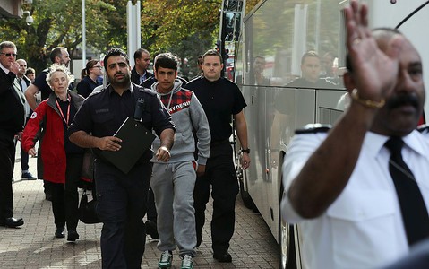 Do Londynu dotarła pierwsza grupa nastolatków z obozu w Calais