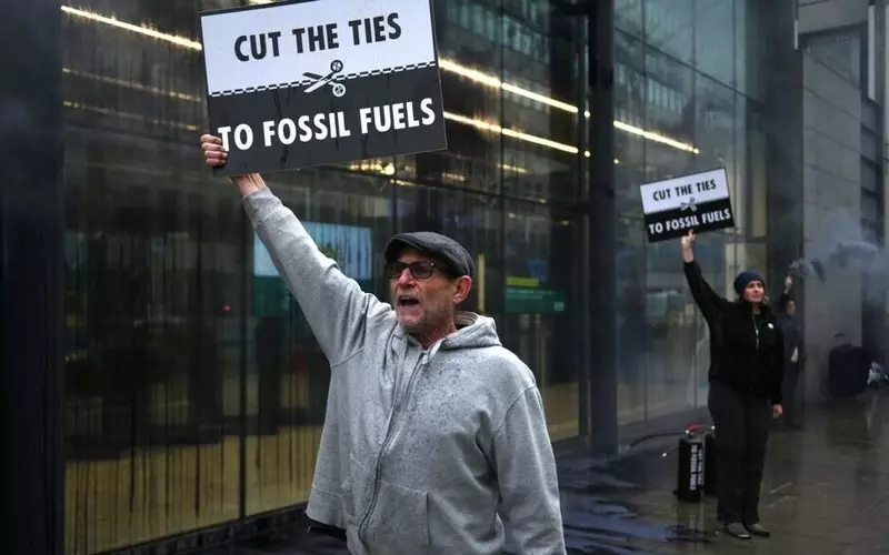 Londyn: Ekoaktywiści zaatakowali 13 budynków firm, które powiązane są z przemysłem paliwowym