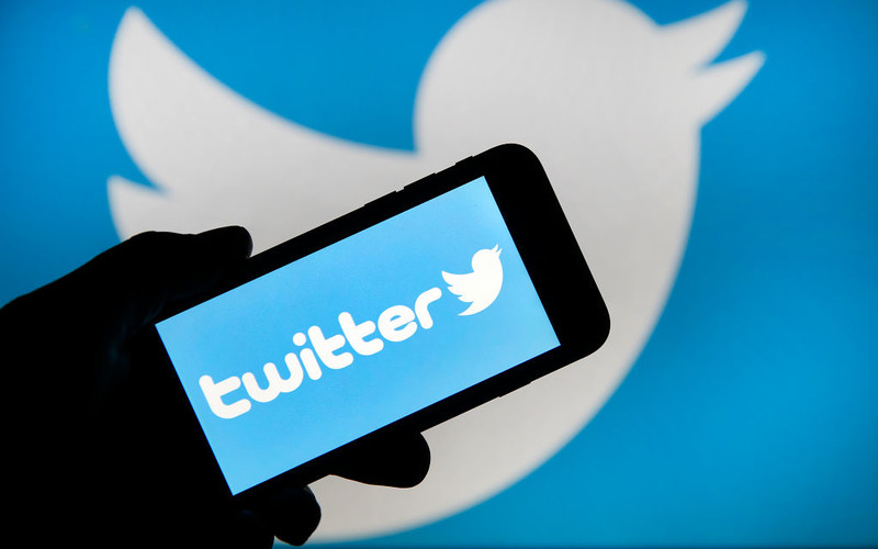 "The Guardian": Płatny system weryfikacji na Twitterze zwiększa zasięgi kont antyszczepionkowych