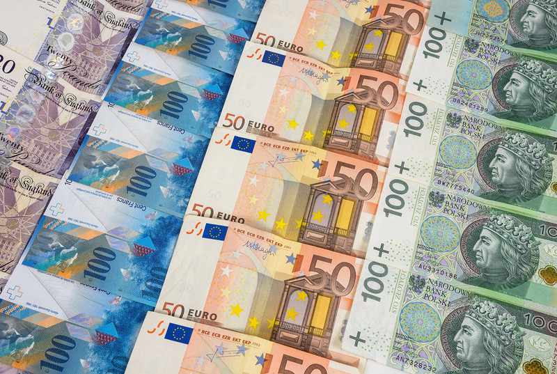 Dzisiaj rano złoty tracił do euro i franka, a zyskiwał wobec dolara
