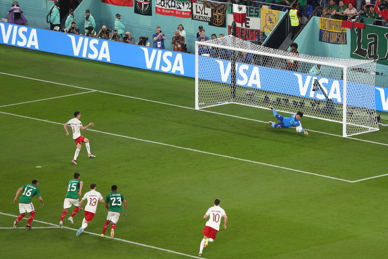 MŚ 2022: Rzuty karne zmorą polskich piłkarzy na mundialach