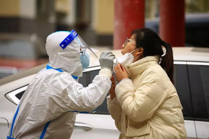 W Chinach najwyższy bilans Covid-19 od początku pandemii. Infekcje i lockdowny w całym kraju