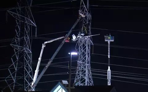 USA: Plane with two people on board gets stuck in power lines