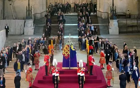 The passage of the crowds near the coffin with the body of the queen damaged the stone floor