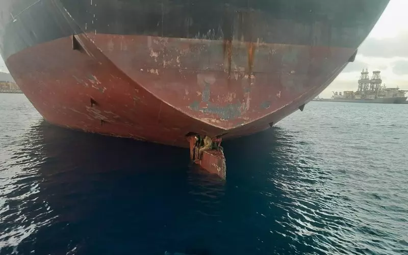 Hiszpania: Migranci przepłynęli z Nigerii na Wyspy Kanaryjskie uczepieni płetwy sterowej tankowca