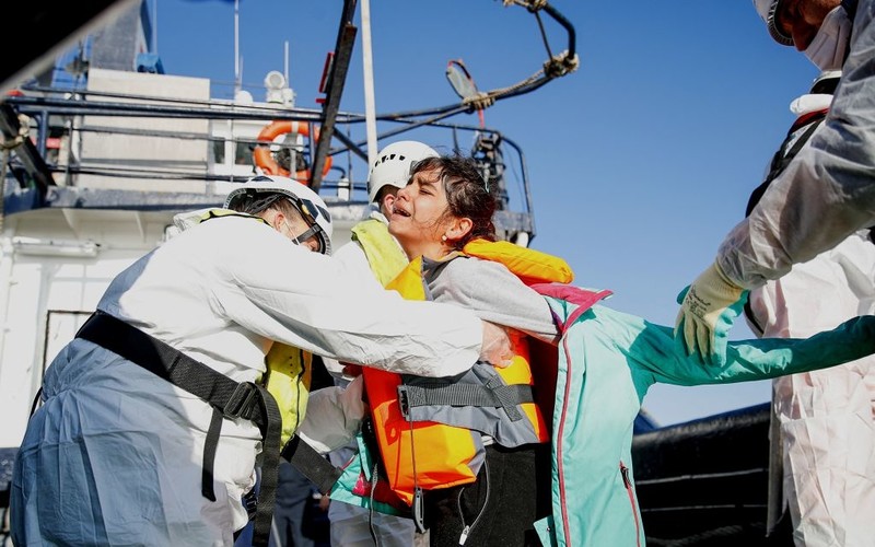Francja wyczarteruje dwa statki, by ratować migrantów na kanale La Manche