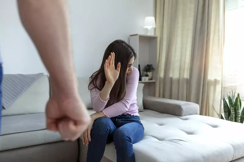 UK: Ofiary przemocy domowej zgłaszają się na policję kilka razy, zanim podejmie ona działania