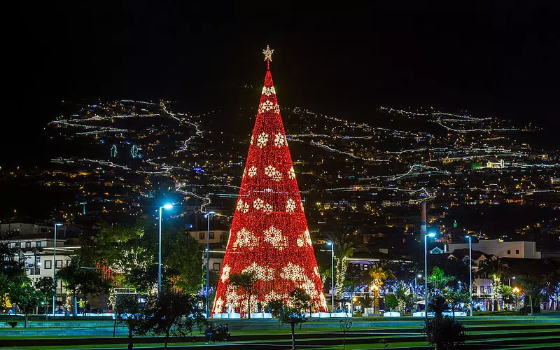 Portugalia: Gminy omijają przepisy, nazywając dekoracje bożonarodzeniowe “sztuką”