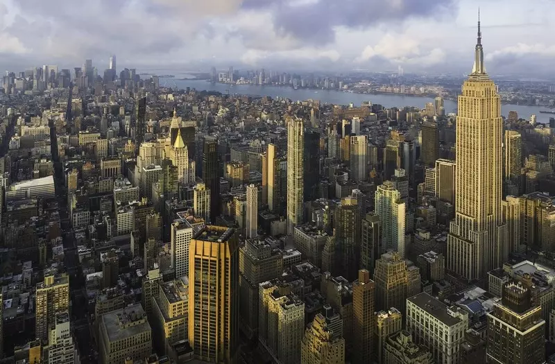 Miastami, w których życie jest najdroższe, są Nowy Jork i Singapur