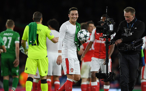 Arsenal go top after draw
