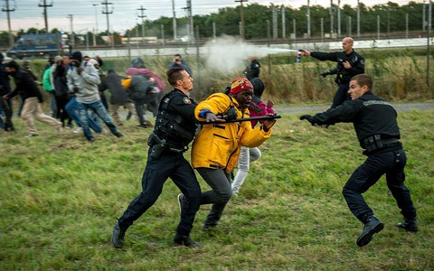 Zamieszki w obozie w Calais. Po informacji, że to koniec "dżungli"