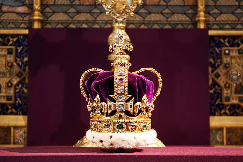 Korona używana do koronacji jest dopasowywana do głowy króla Karola III