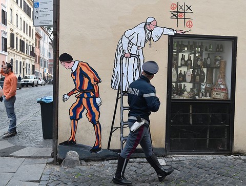 Mural z papieżem Franciszkiem usunięty. Rzym wzburzony