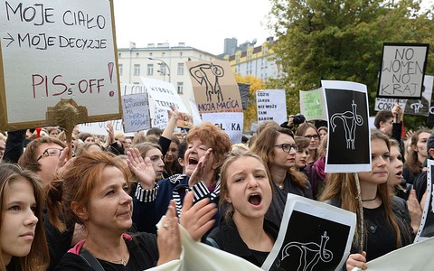Poland abortion: Fresh protests over planned restrictions in Brussels