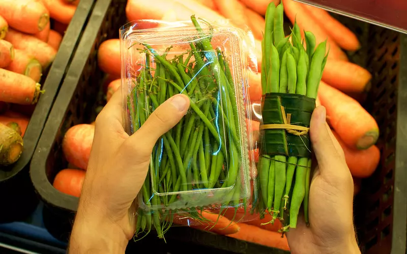 Badanie: 65 proc. Polaków popiera zakaz pakowania owoców i warzyw w plastik