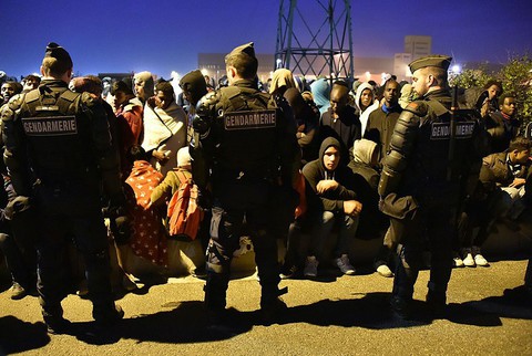 Obóz w Calais zamknięty. Niepewny los setki dzieci, ale "wszystko pod kontrolą"