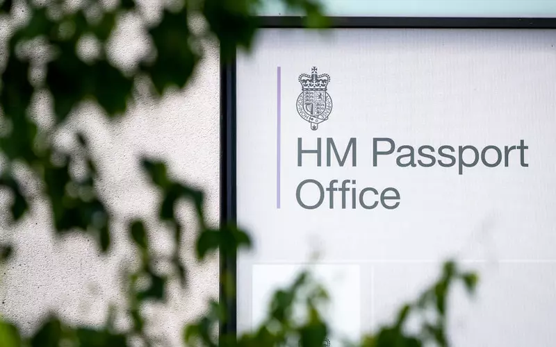 "Setki tysięcy osób" dotkniętych opóźnieniami w wydawaniu brytyjskich paszportów