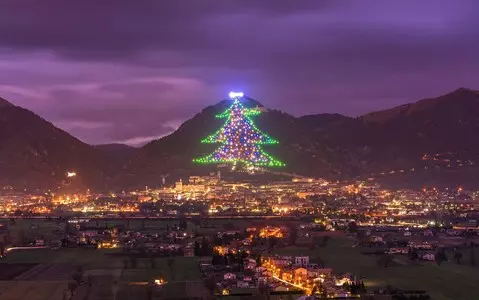 Italy: The world's largest Christmas tree lights up Gubbio in Umbria again