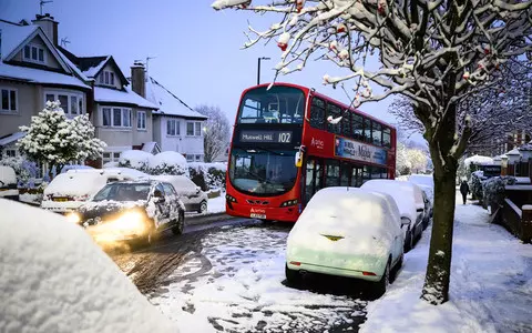 London weather: Travel chaos as capital blanketed by snow and freezing fog