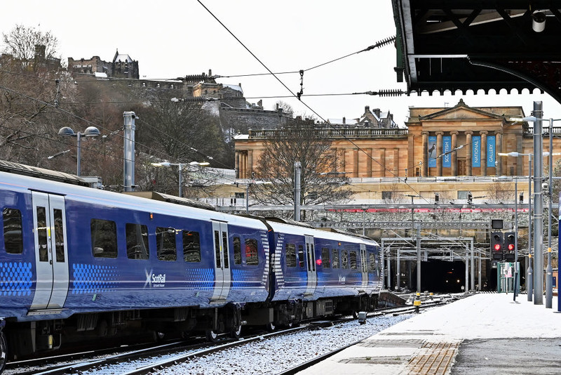 Strajki na kolei oraz fala mrozów i śniegu paraliżują transport w UK