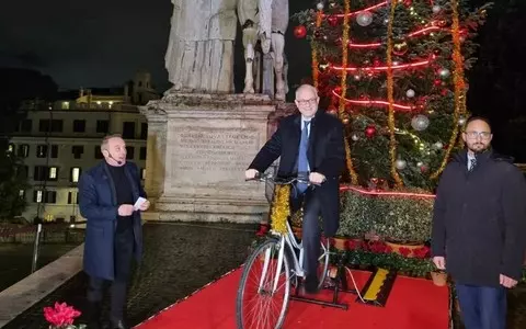 Italy: There is a Christmas tree powered by bicycles in Rome's Capitol