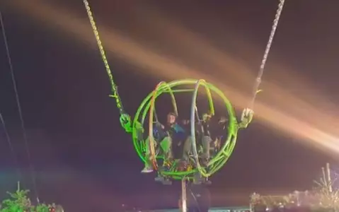 Slingshot ride breaks at Hyde Park Winter Wonderland leaving boys hanging mid-air