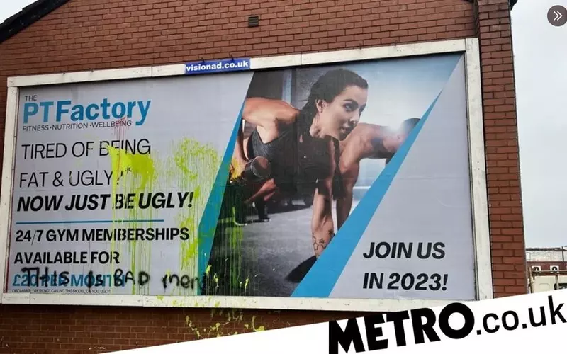 Kontrowersyjna reklama siłowni w Manchesterze. Ktoś oblał ją farbą