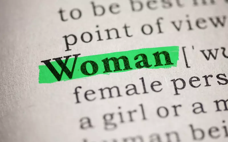 Cambridge Dictionary zaktualizował definicję "kobiety" i "mężczyzny"
