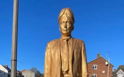 The golden Putin with the head in the shape of a male penis is an attraction in Bell End