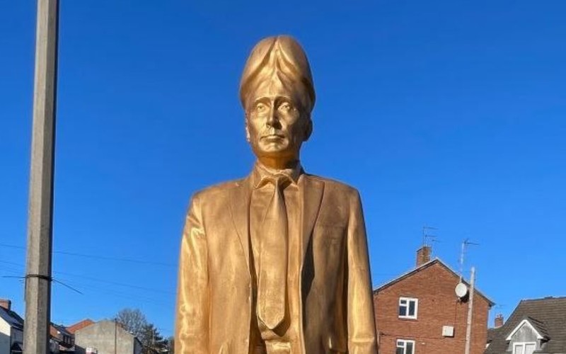 The golden Putin with the head in the shape of a male penis is an attraction in Bell End