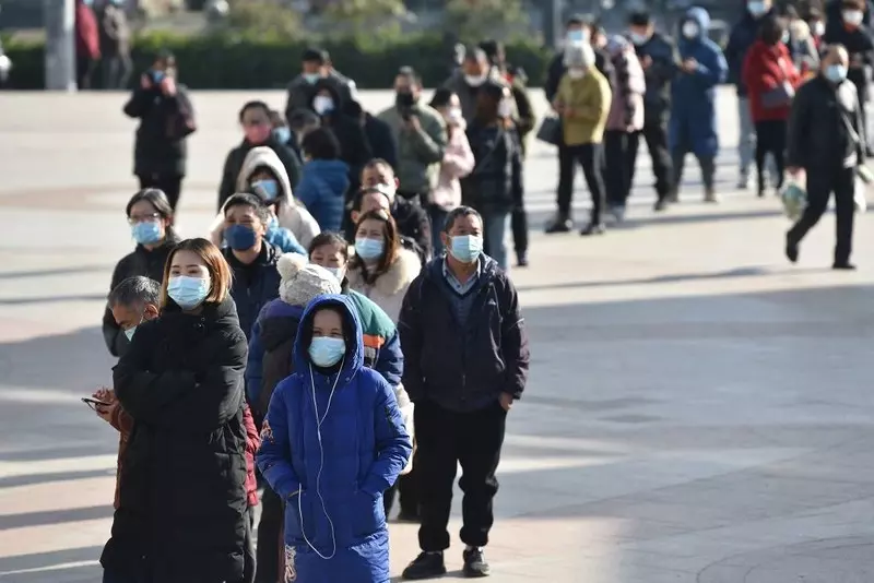 Chiny: Duża fala Covid-19 rozlewa się po kraju. Media piszą o ukrywaniu liczby zgonów