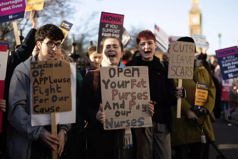 Drugi dzień największego w historii strajku pielęgniarek w UK