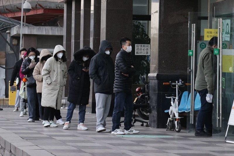 Świat zaniepokojony falą Covid-19 w Chinach, obawy o nowe mutacje koronawirusa