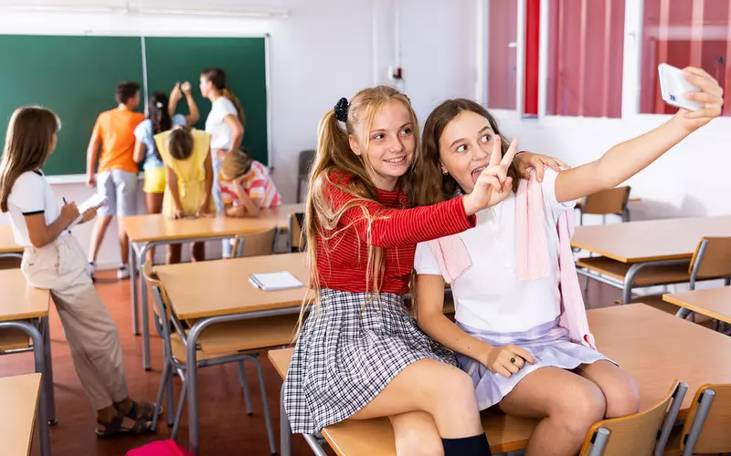 Włochy: Minister oświaty wprowadził zakaz używania telefonów komórkowych podczas lekcji