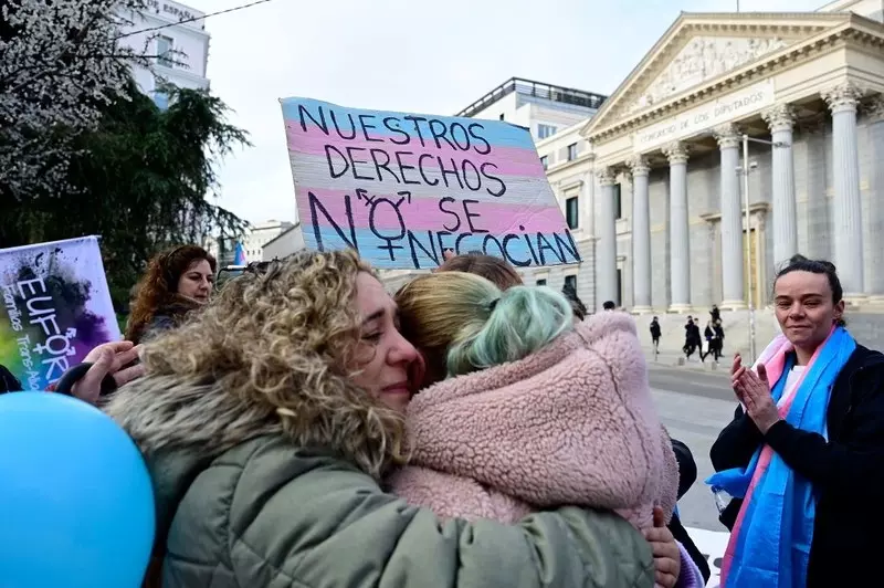 Hiszpania: Deputowani przyjęli ustawę umożliwiającą zmianę płci 12-latkom