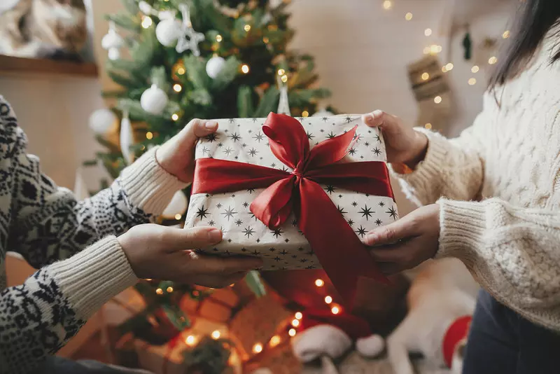Tylko 56 proc. Polaków spodziewa się otrzymać prezent świąteczny