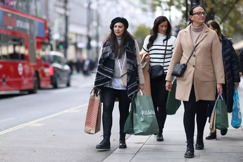 UK: Liczba klientów na zakupach w Boxing Day znacznie wzrosła, choć wydają mniej
