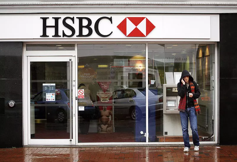 Bank branches ‘still vital’ as squeezed UK households seek cash and advice