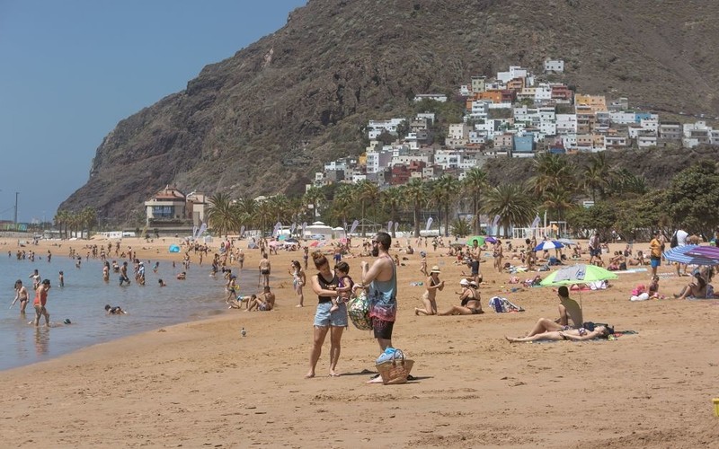 Tenerife's main town authorities have banned smoking on beaches and spitting on pavements