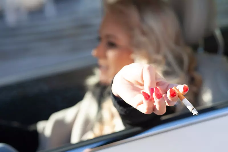 Londyn: Kobieta ukarana grzywną £1,500 za wyrzucenie papierosa przez okno samochodu