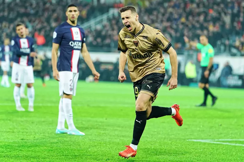 Liga francuska: Frankowski strzelił gola, a jego Lens wygrało 3:1 z PSG