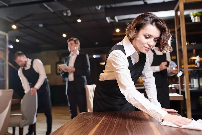 Brytyjskie puby i restauracje skracają godziny pracy, aby przetrwać nadchodzące "trudne czasy"