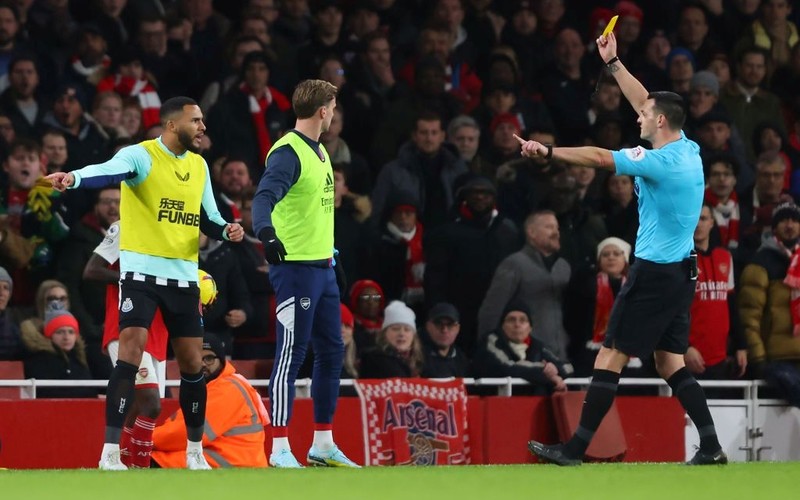 Premier League: In London, instead of goals, fans saw yellow cards