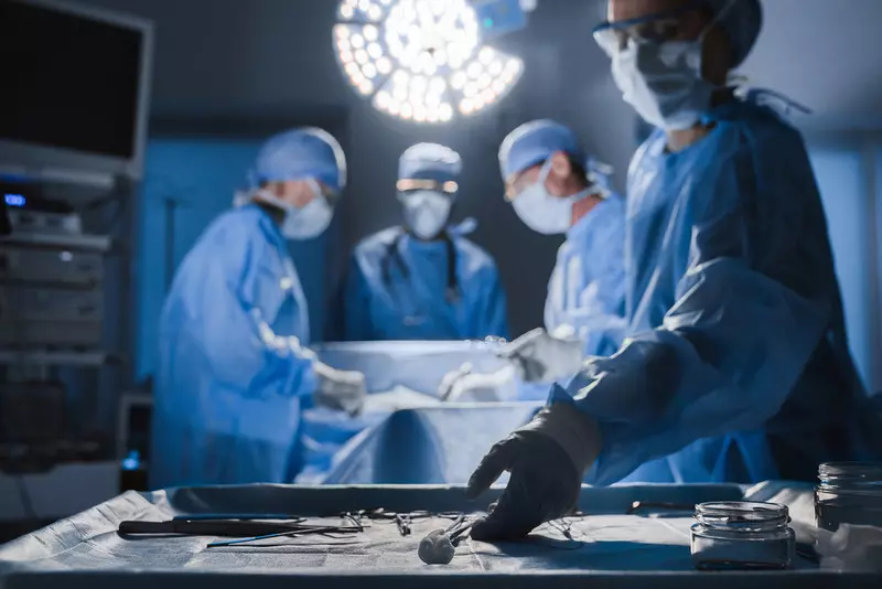 Anglia: Wzrosła liczba przypadków pozostawiania przedmiotów obcych w ciałach pacjentów po operacjach