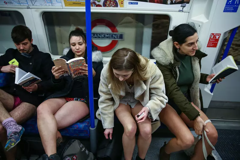 "Dzień jazdy metrem bez spodni" powraca do Londynu po raz pierwszy od 2020 r.