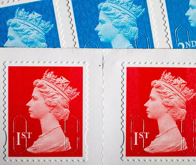 Kiedy znaczki Royal Mail bez kodów kreskowych stracą ważność i jak je wymienić?